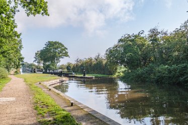 F21_6669r1 Fradley Junction to Alrewas canalside walk. September 2021: The first lock: Paul L.G. Morris