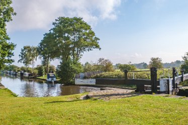 F21_6675r1 Fradley Junction to Alrewas canalside walk. September 2021: The first lock: Paul L.G. Morris